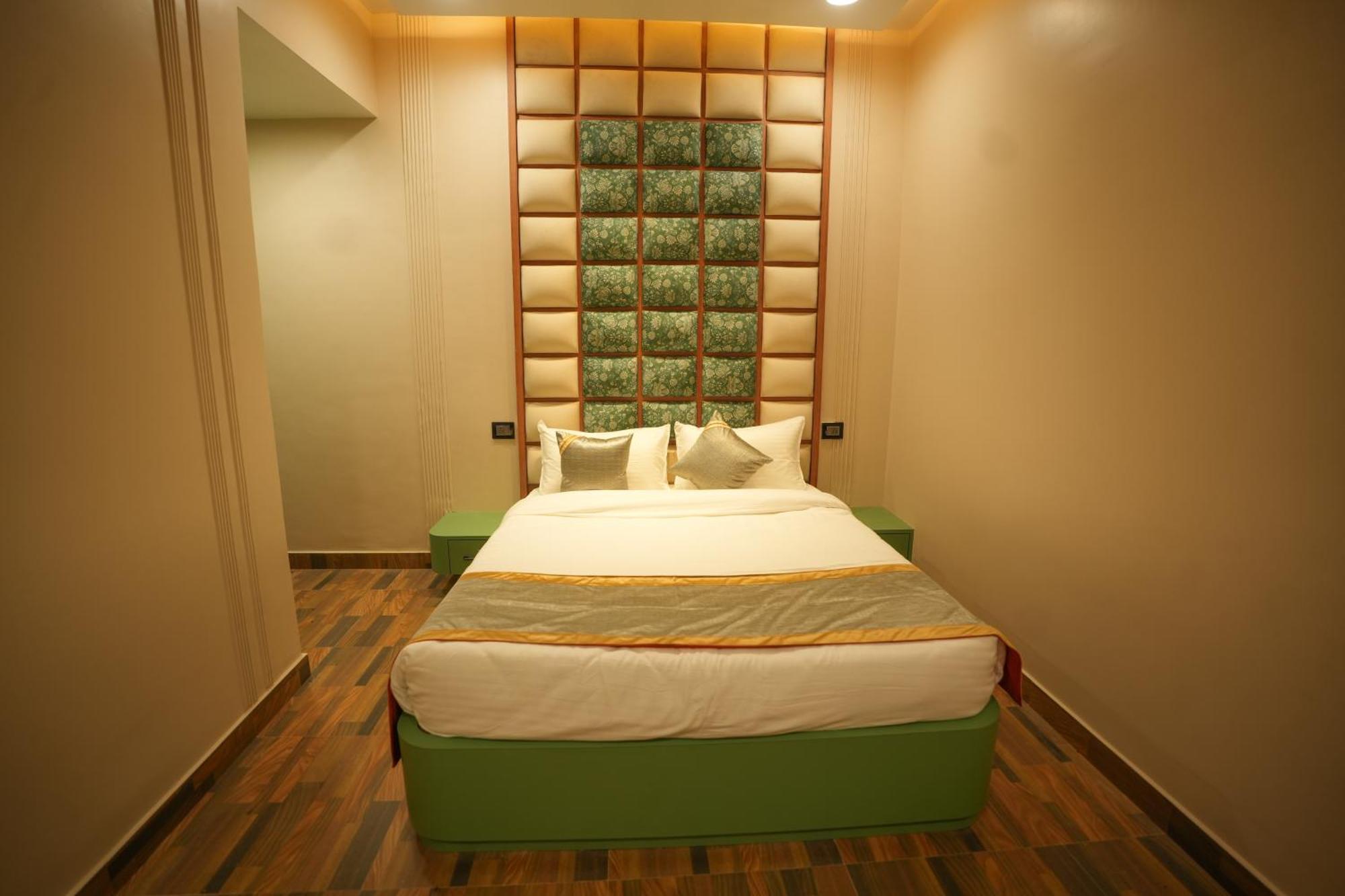 Dashrath Inn Near Ramjanmbhoomi Ayodhya Екстер'єр фото
